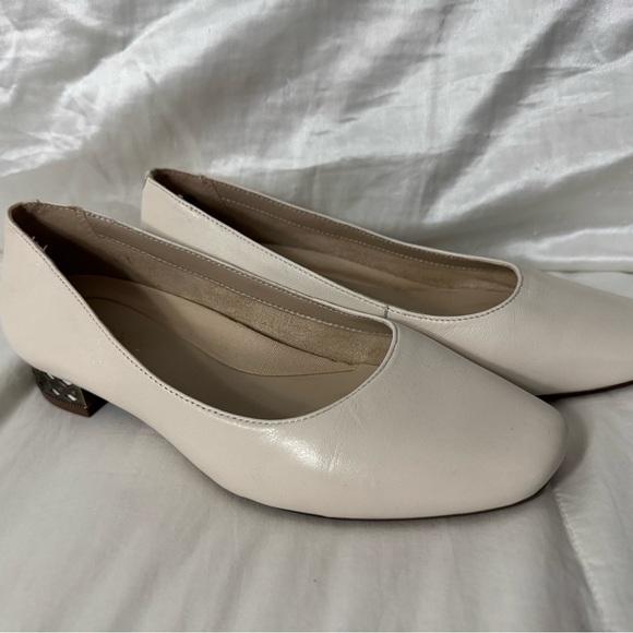 Elegant Cream Women's Flats - Picture 1 of 4